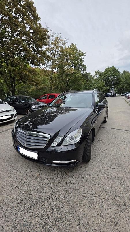 Schwarz Gebraucht 2011 Mercedes E220 Kombi | 9.200 € (Fairer Preis) - Bild 1/4
