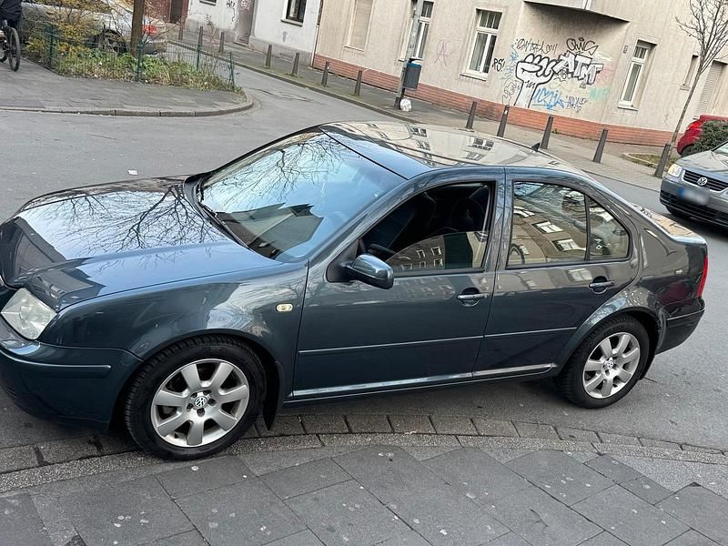 Gebraucht VW Bora 115 PS (84 kW) 2002 Blau Kleinwagen