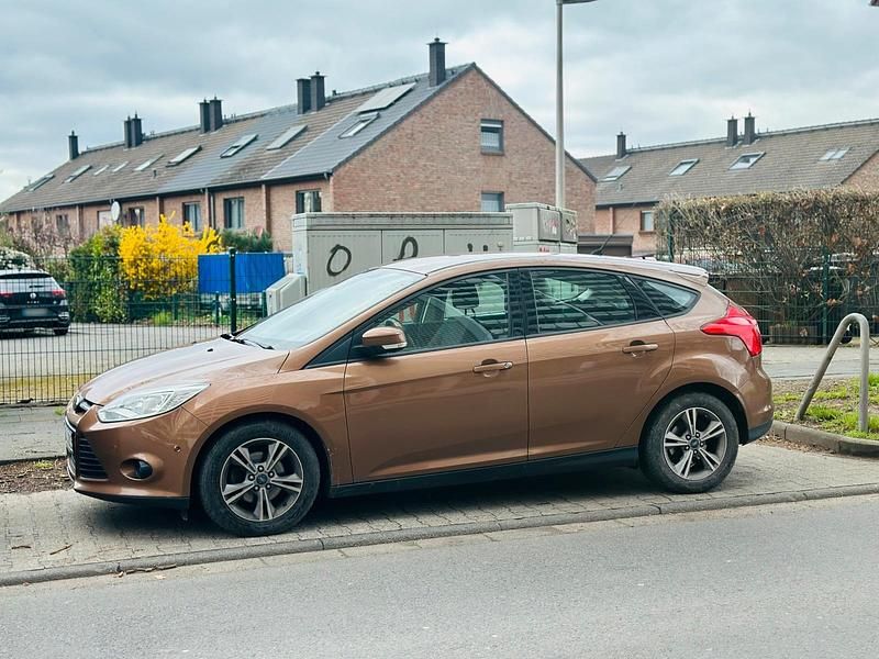 Gebraucht Ford Focus 101 PS (74 kW) 2014 Andere farben Limousine