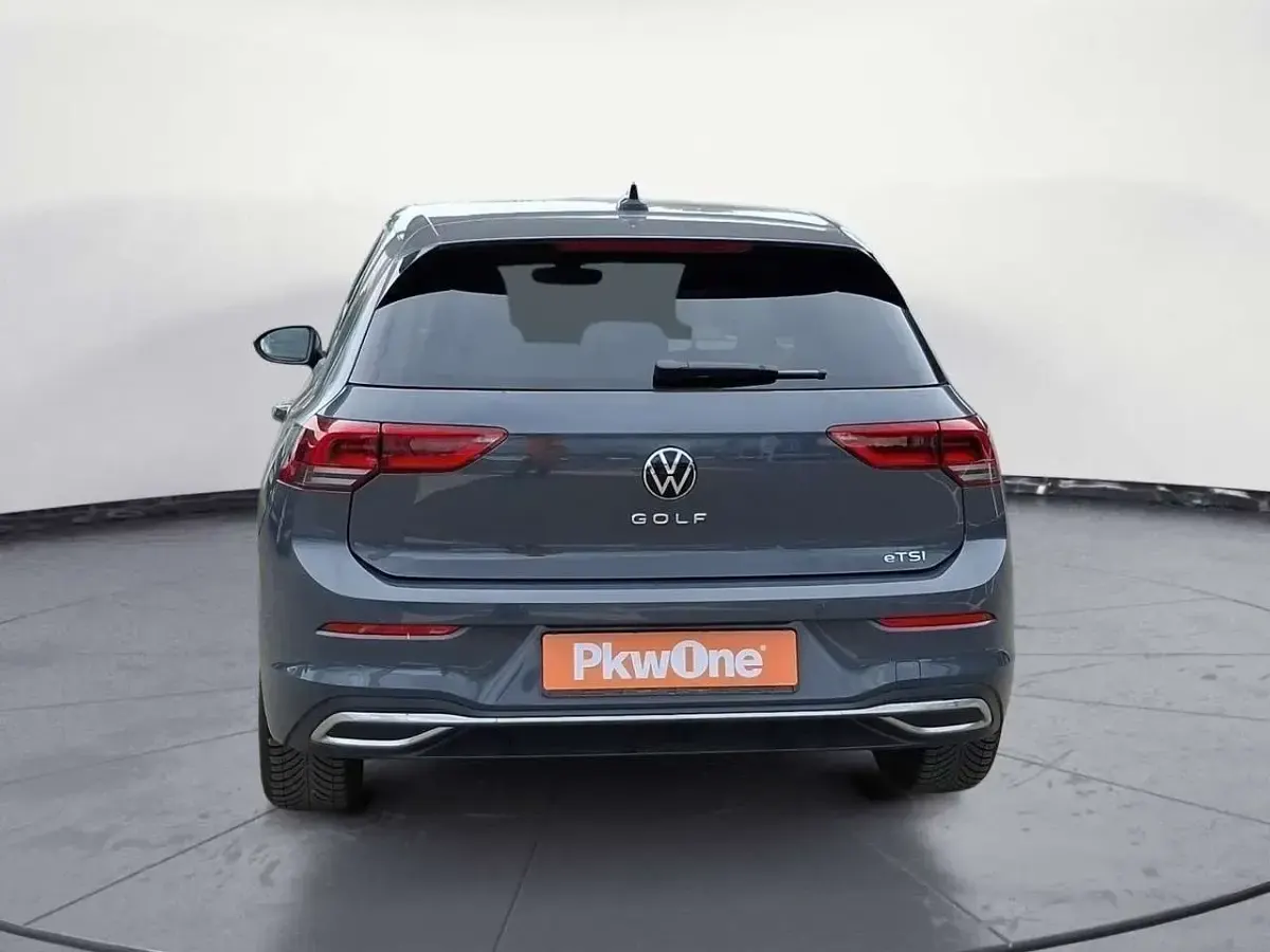 Gebraucht VW Golf VIII Life 110 PS (80 kW) 2023 Grau Limousine