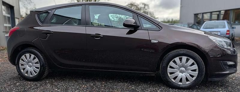 Gebraucht Opel Astra Selection 116 PS (85 kW) 2015 Mahogany brown (p2/so) Kleinwagen