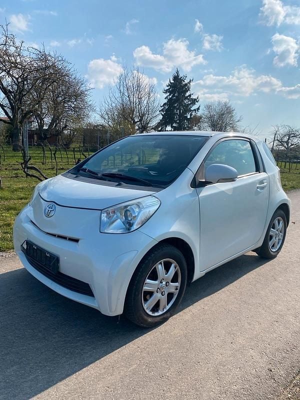 Gebraucht Toyota iQ 68 PS (50 kW) 2011 Weiß Kleinwagen