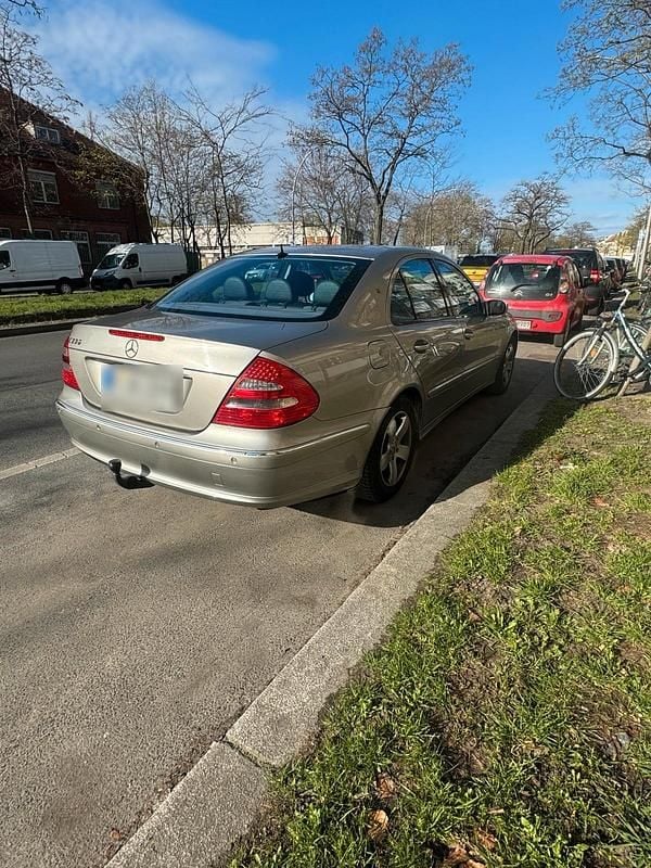Usata Mercedes E220 150 CV (110 kW) 2004 Marrone Berlina