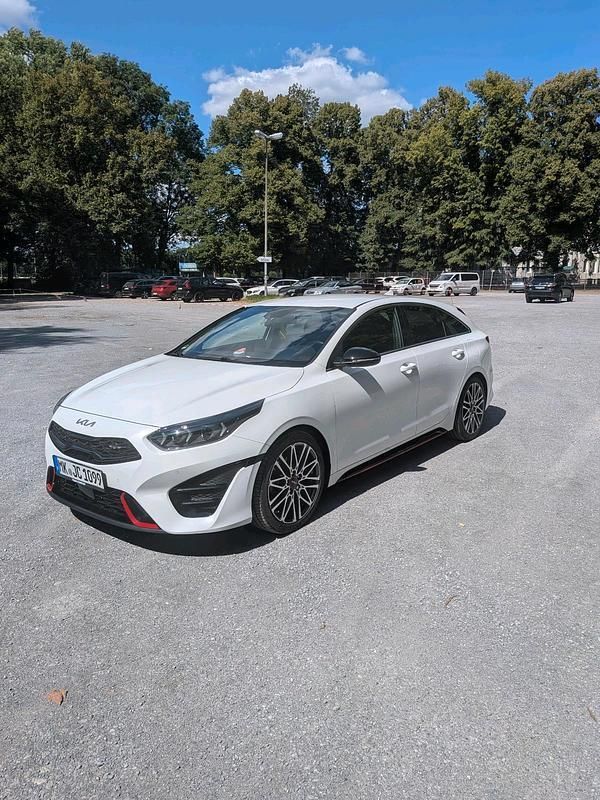 Weiß Gebraucht 2022 Kia ProCeed GT Kleinwagen | 26.500 € (Guter Preis) - Bild 1/4