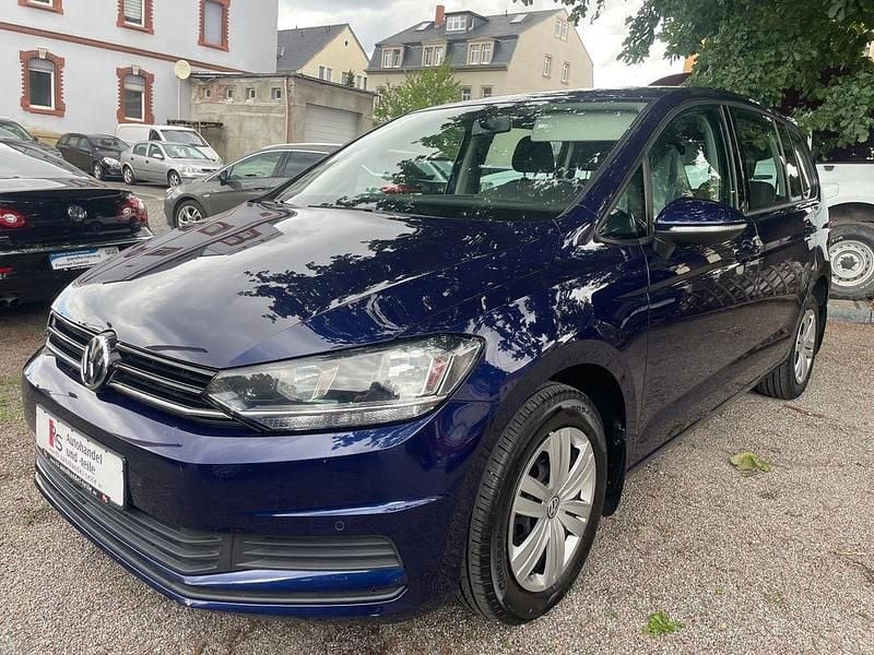 Blau Gebraucht 2018 VW Touran Trendline Van / Kleinbus | 12.999 € (Fairer Preis) - Bild 1/4