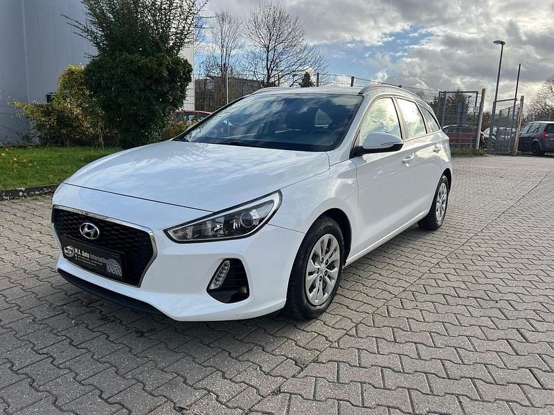 Weiß Gebraucht 2017 Hyundai i30 Select Kombi | 8.990 € (Guter Preis) - Bild 1/4