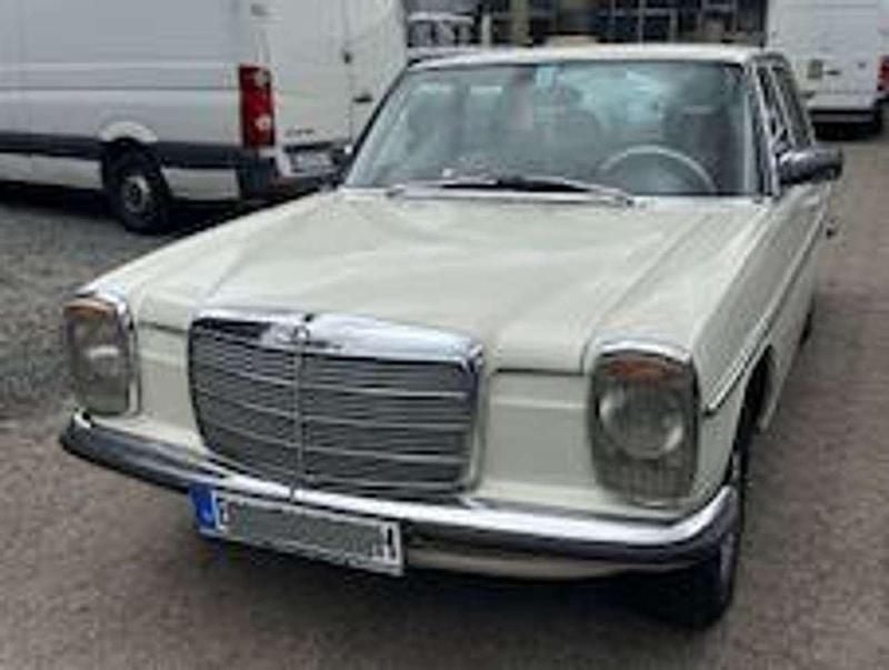 Beige Gebraucht 1973 Mercedes W114 Limousine | 17.500 € - Bild 1/4