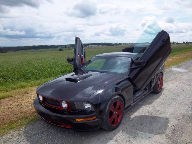 Schwarz metallic Gebraucht 2007 Ford Mustang GT Premium Coupé | 19.000 € - Bild 1/4