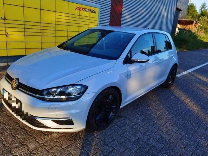 Silber Gebraucht 2018 VW Golf VII Sound Limousine | 15.450 € (Teuer) - Bild 1/4