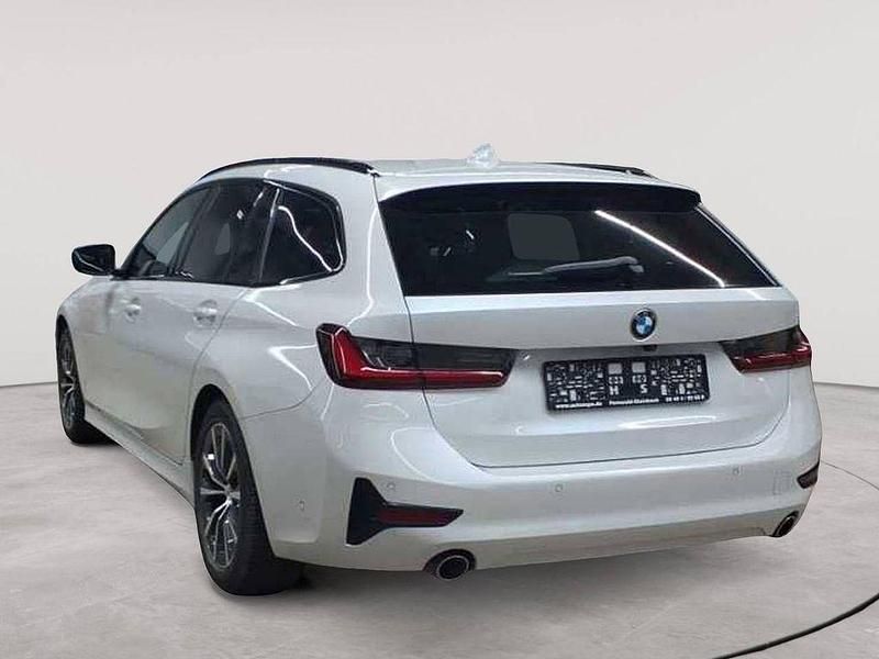 Gebraucht BMW 318 Advantage 150 PS (110 kW) 2022 Mineralweiß metallic Kombi