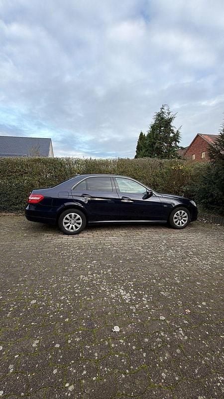 Gebraucht Mercedes E220 170 PS (125 kW) 2011 Blau Limousine