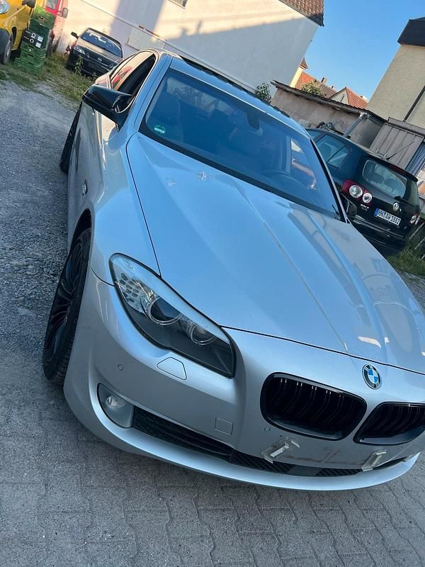 Grau Gebraucht 2011 BMW 530 Limousine | 11.000 € (Superpreis) - Bild 1/4