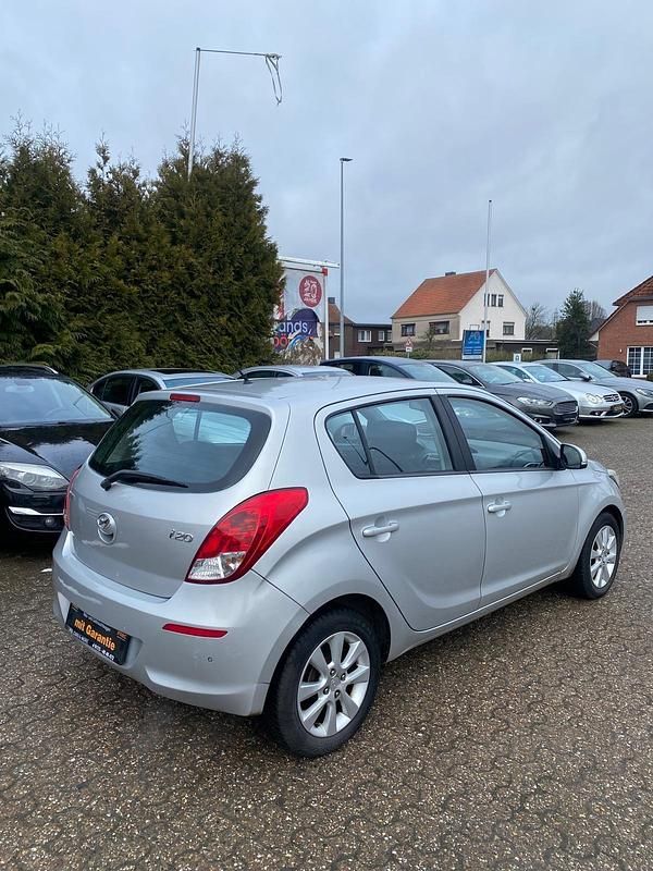 Gebraucht Hyundai i20 85 PS (62 kW) 2012 Grau Kleinwagen