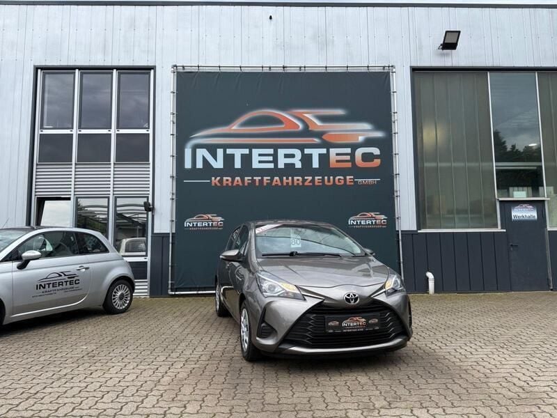 Grau Gebraucht 2018 Toyota Yaris Comfort Kleinwagen | 9.999 € (Fairer Preis) - Bild 1/4