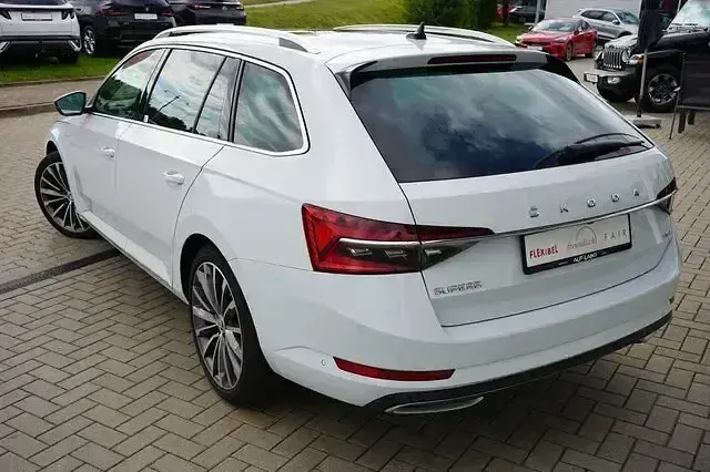 Gebraucht Skoda Superb LAURIN & KLEMENT 200 PS (147 kW) 2023 Weiß Kombi