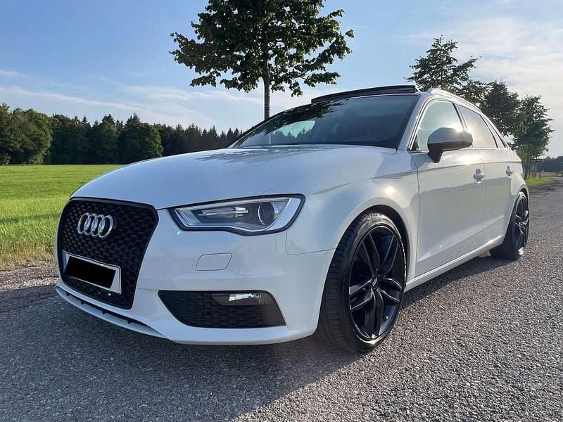Weiß Gebraucht 2015 Audi A3 Sportback Ambition Kombi | 13.499 € (Fairer Preis) - Bild 1/4