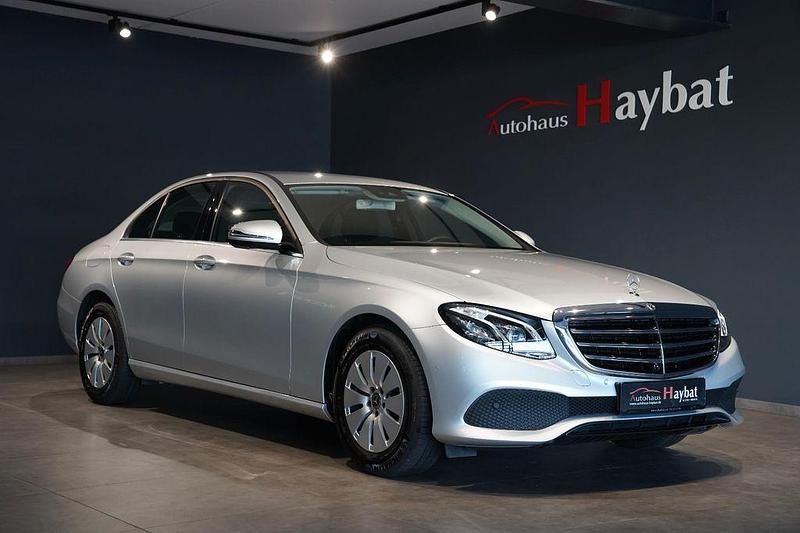 Silber Gebraucht 2018 Mercedes E200 Limousine | 30.850 € (Fairer Preis) - Bild 1/4