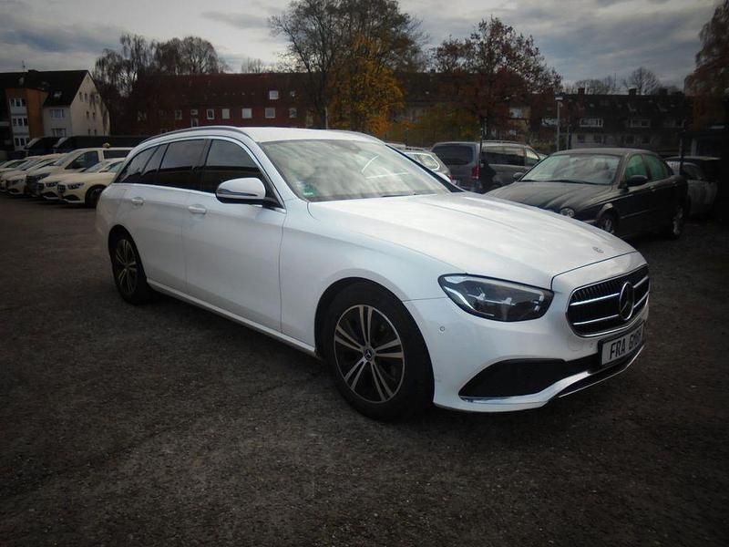 Weiß Gebraucht 2022 Mercedes E220 Avantgarde Kombi | 19.900 € (Fairer Preis) - Bild 1/4