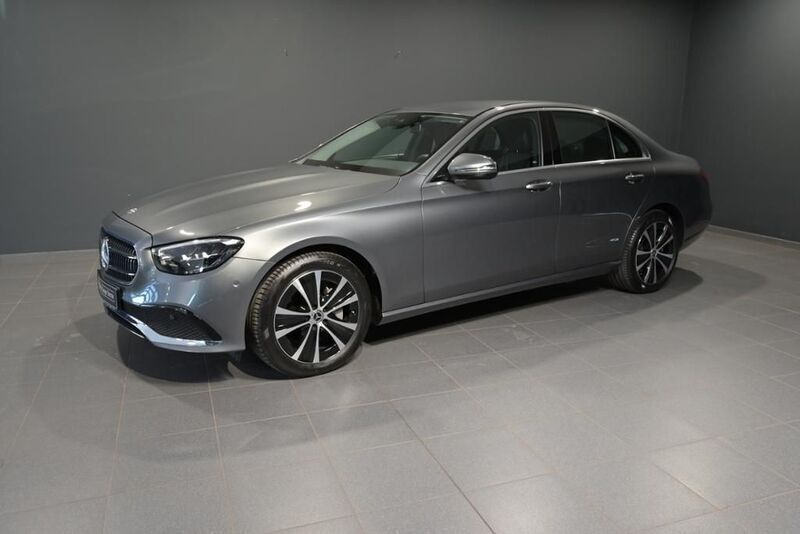 Metalliclack selenitgrau Gebraucht 2022 Mercedes E300 Urban Limousine | 40.900 € (Fairer Preis) - Bild 1/3
