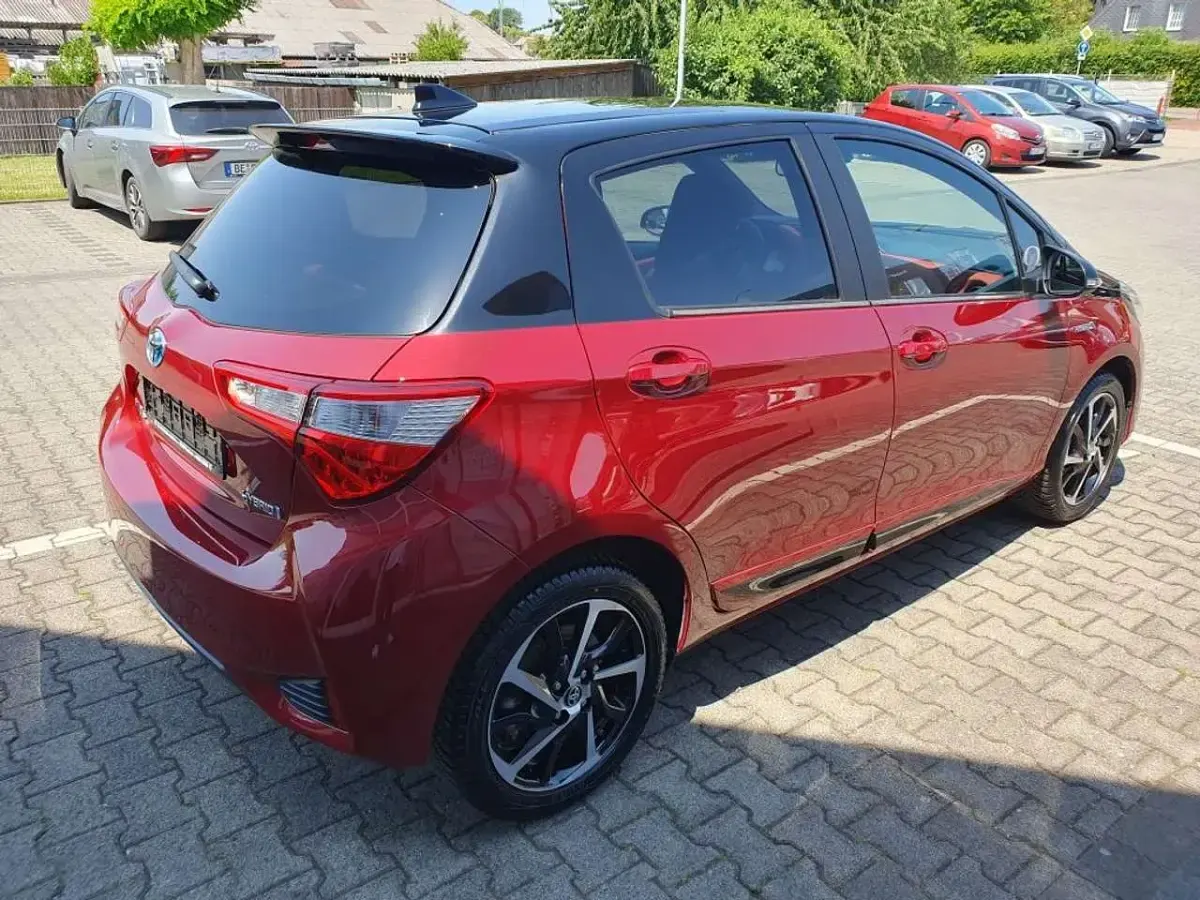 Gebraucht Toyota Yaris Hybrid Basis 101 PS (74 kW) 2019 Tokiorot perleffekt/schwarz Kleinwagen