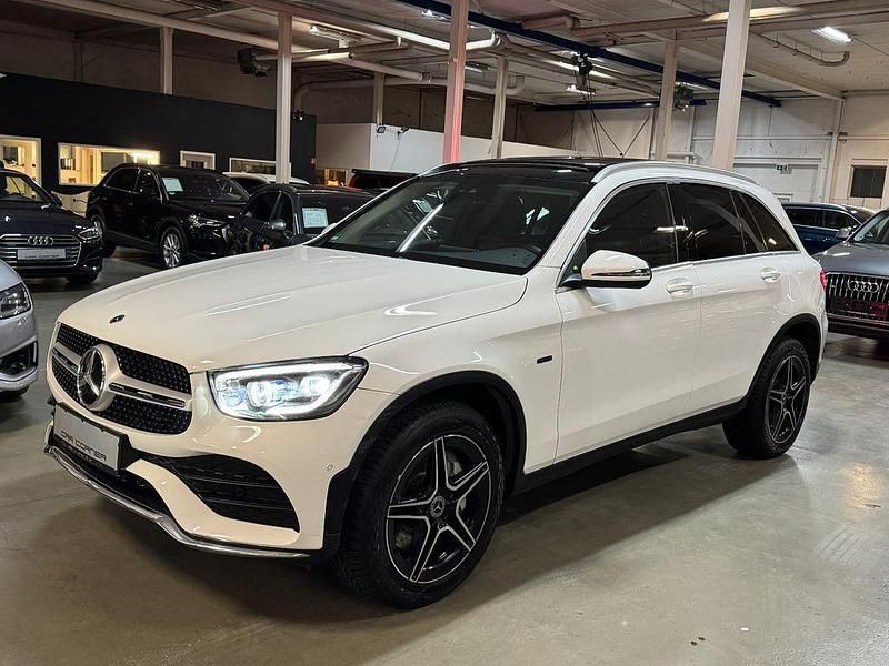 Polarweiss Gebraucht 2021 Mercedes GLC300e AMG line SUV | 34.890 € (Fairer Preis) - Bild 1/3