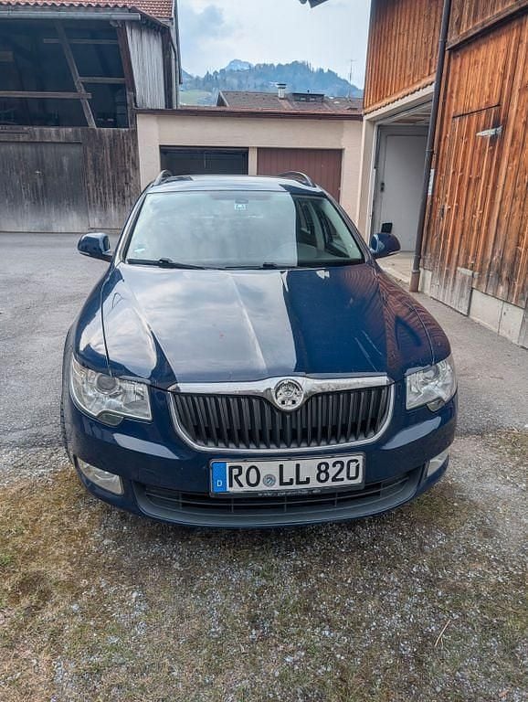 Gebraucht Skoda Superb 140 PS (102 kW) 2011 Blau Limousine