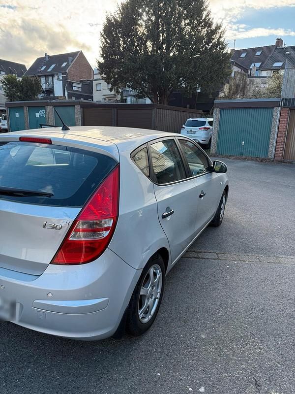 Gebraucht Hyundai i30 109 PS (80 kW) 2012 Silber Limousine