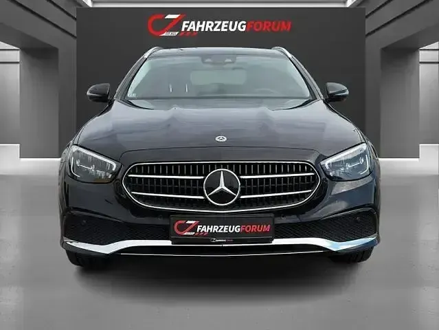 Używany Mercedes E300 211 KM (155 kW) 2022 Czarny Sedan/Limuzyna