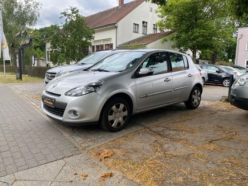 Grau Gebraucht 2010 Renault Clio III Dynamique Limousine | 2.950 € (Guter Preis) - Bild 1/4