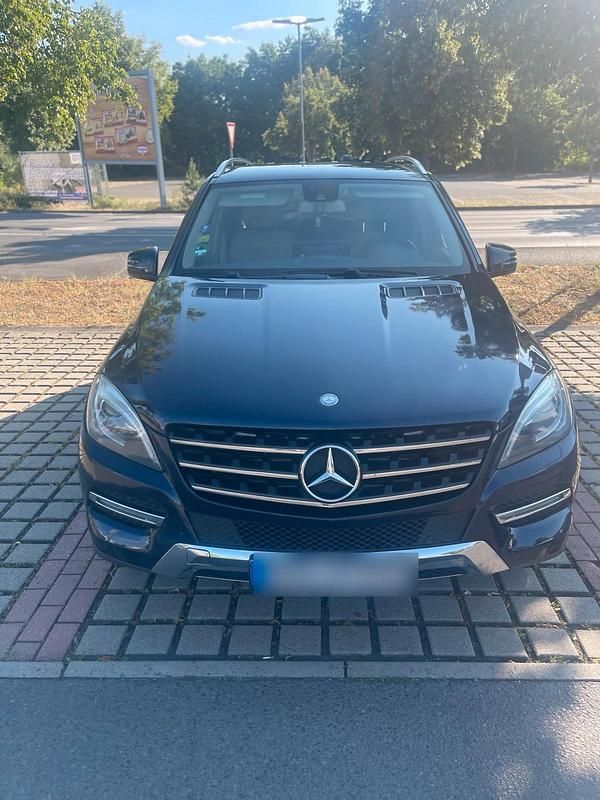 Blau Gebraucht 2013 Mercedes ML250 SUV | 16.500 € (Fairer Preis) - Bild 1/4