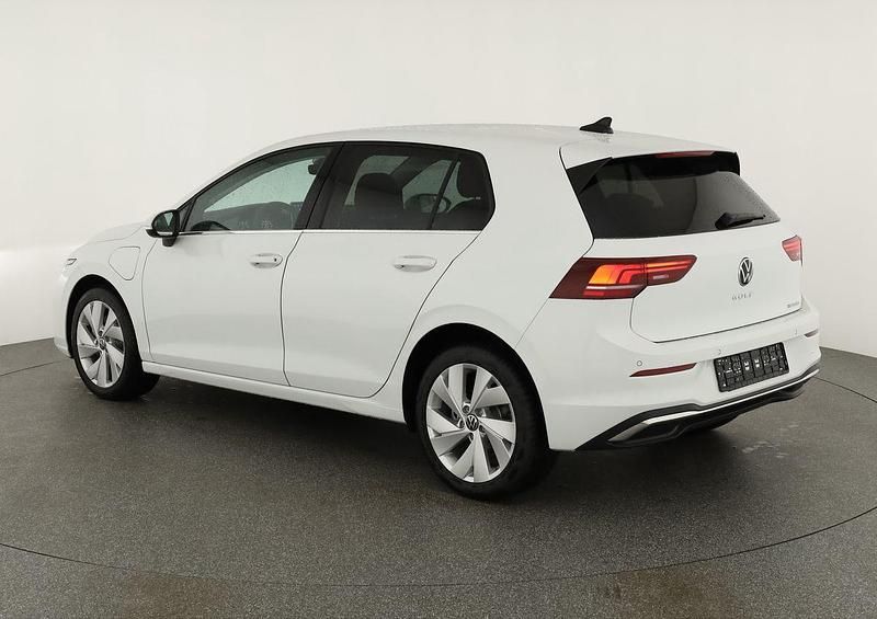 Neu VW Golf VIII Style 204 PS (150 kW) 2025 Pure white Limousine