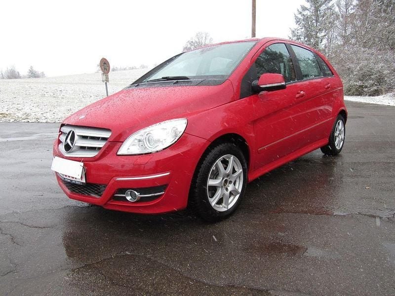 Gebraucht Mercedes B200 140 PS (102 kW) 2011 Rot Van / Kleinbus