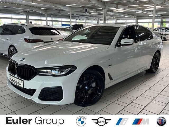 Weiss Gebraucht 2022 BMW 530e Sport Line Limousine | 41.988 € (Etwas zu teuer) - Bild 1/4