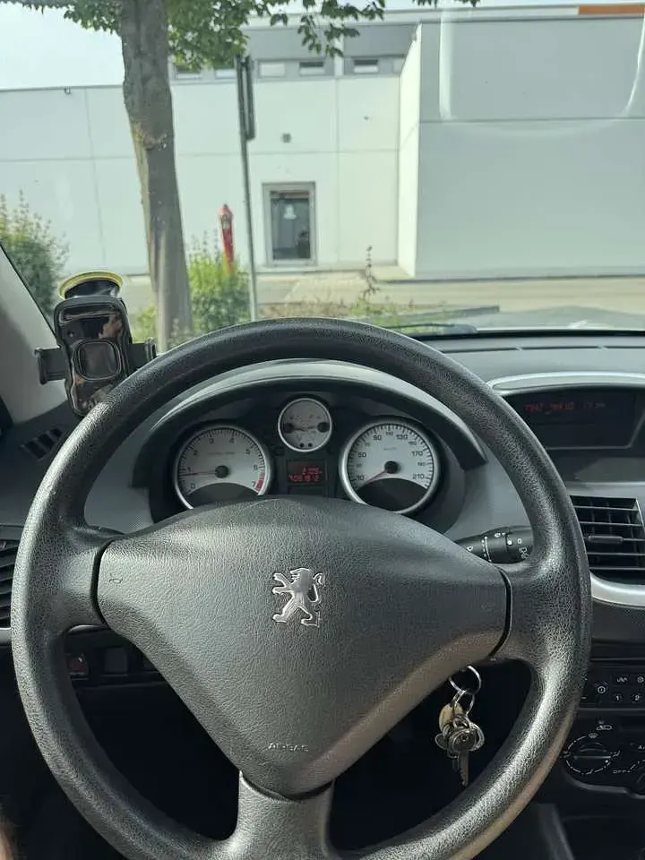 Gebraucht Peugeot 206 60 PS (44 kW) 2009 Weiß Limousine