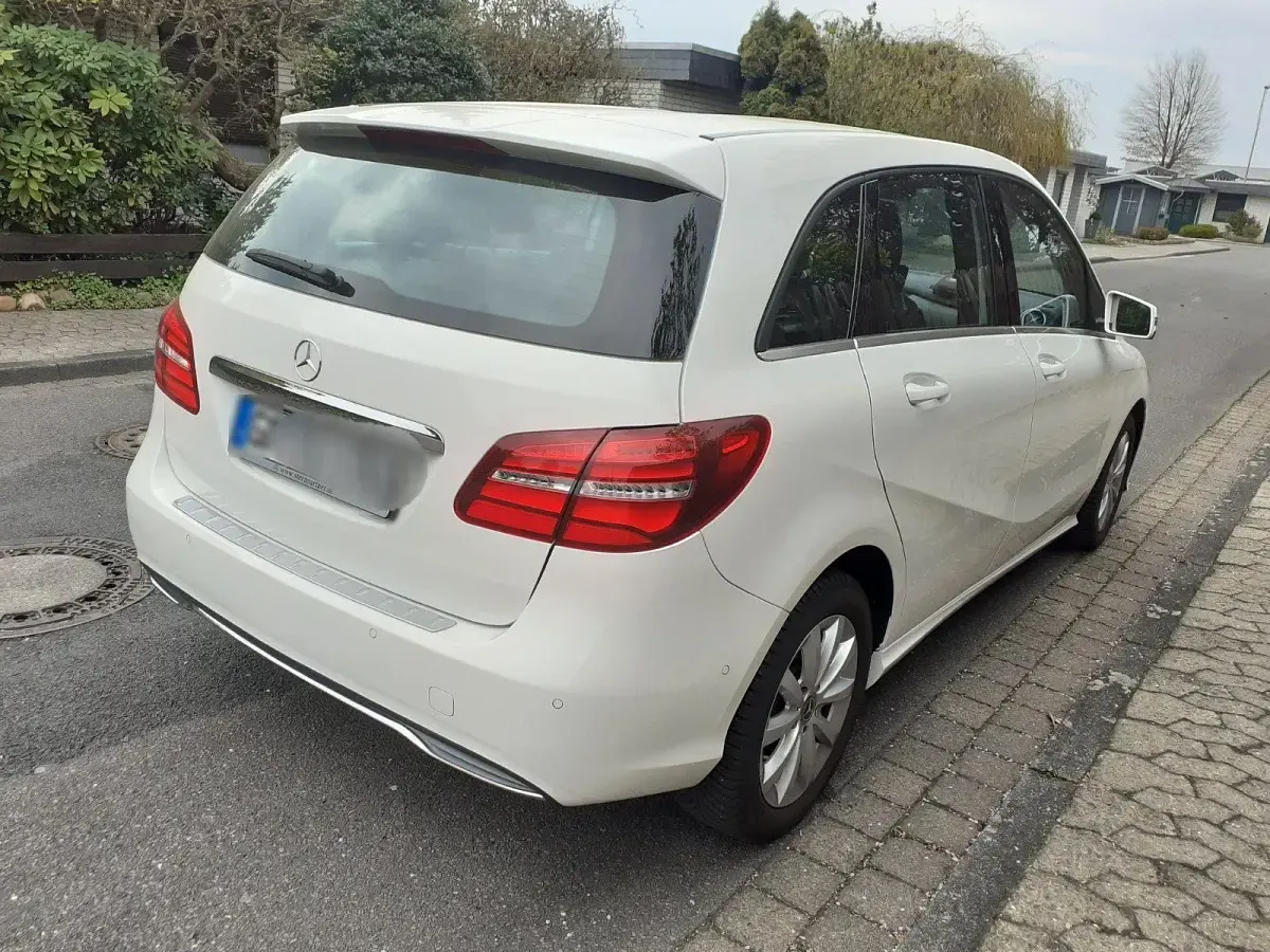 Gebraucht Mercedes B180 Style 122 PS (89 kW) 2017 Weiß Van / Kleinbus