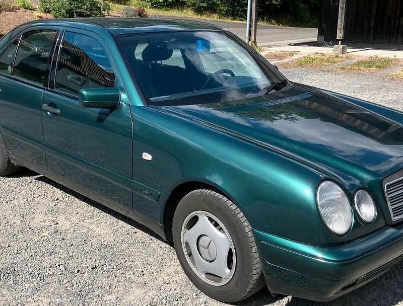 Grün Gebraucht 1998 Mercedes 240 Limousine | 4.750 € - Bild 1/4
