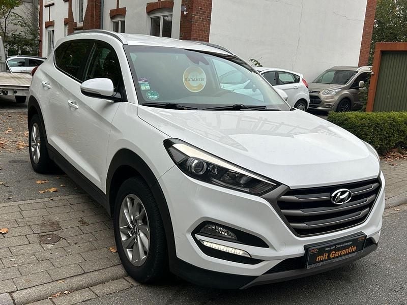 Weiß Gebraucht 2016 Hyundai Tucson Intro Edition SUV | 14.499 € - Bild 1/4