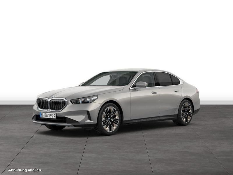 Oxidgrau metallic Gebraucht 2024 BMW 520 Comfort Edition Limousine | 51.784 € (Superpreis) - Bild 1/4