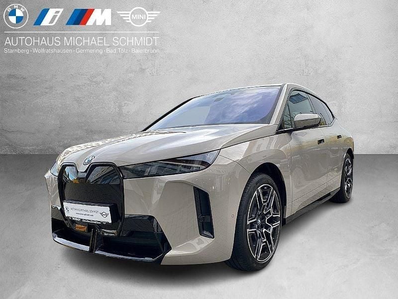 Dune grey Neu 2025 BMW iX M Sport SUV | 84.444 € (Fairer Preis) - Bild 1/4