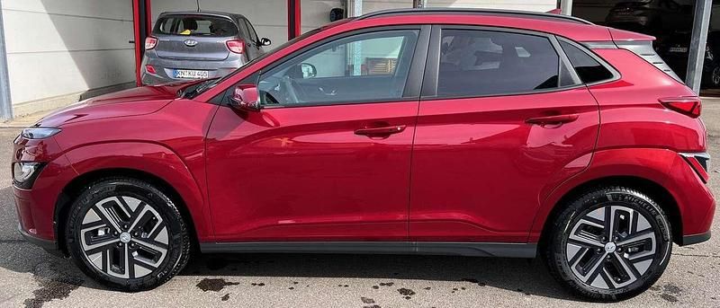 Gebraucht Hyundai Kona Trend 150 kW (204 PS) 2024 Sunset red / mic SUV