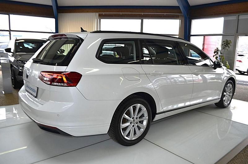 Gebraucht VW Passat Basis 150 PS (110 kW) 2022 Weiß Kombi