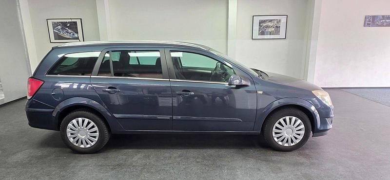 Grau Gebraucht 2008 Opel Astra Edition Kombi | 3.990 € (Fairer Preis) - Bild 1/4