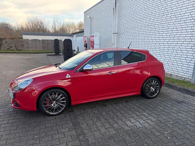 Rot Gebraucht 2011 Alfa Romeo Giulietta Quadrifoglio Verde Limousine | 12.499 € (Etwas zu teuer) - Bild 1/4