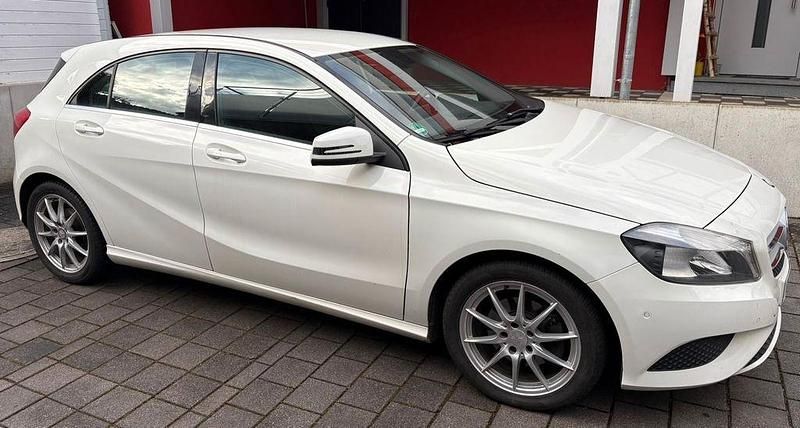 Gebraucht Mercedes A180 122 PS (89 kW) 2013 Weiß Limousine