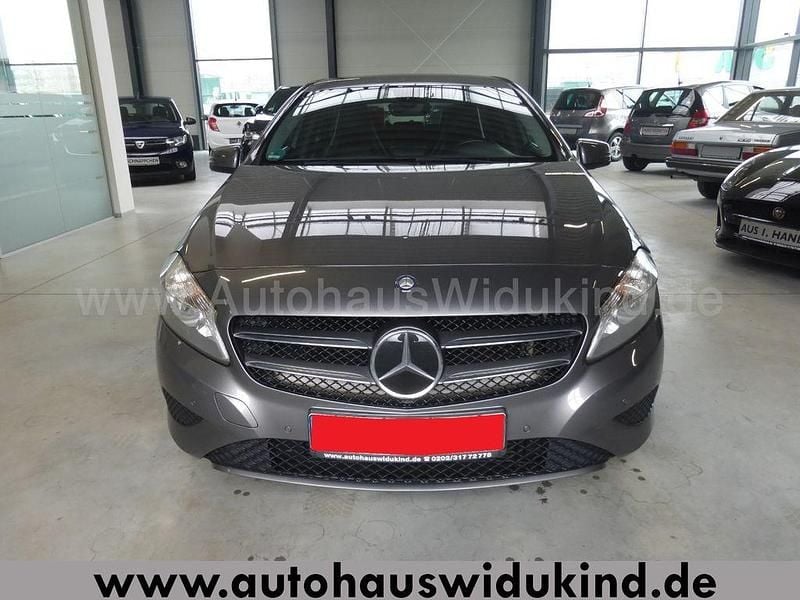 Gebraucht Mercedes A180 122 PS (89 kW) 2015 Grau Limousine