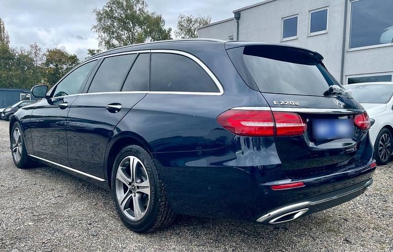 Gebraucht Mercedes E220 194 PS (142 kW) 2019 Blau Kombi