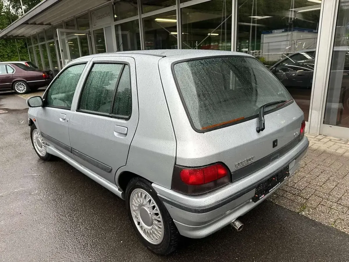 Gebraucht Renault Clio 90 PS (66 kW) 1995 Grausilber metallic, code 640 Kleinwagen