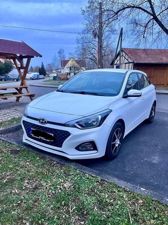 Gebraucht Hyundai i20 84 PS (61 kW) 2019 Weiß Kleinwagen