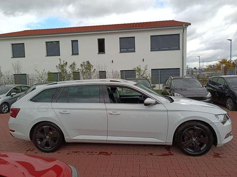 Gebraucht Skoda Superb Style 190 PS (139 kW) 2015 Moonweiss metallic Kombi