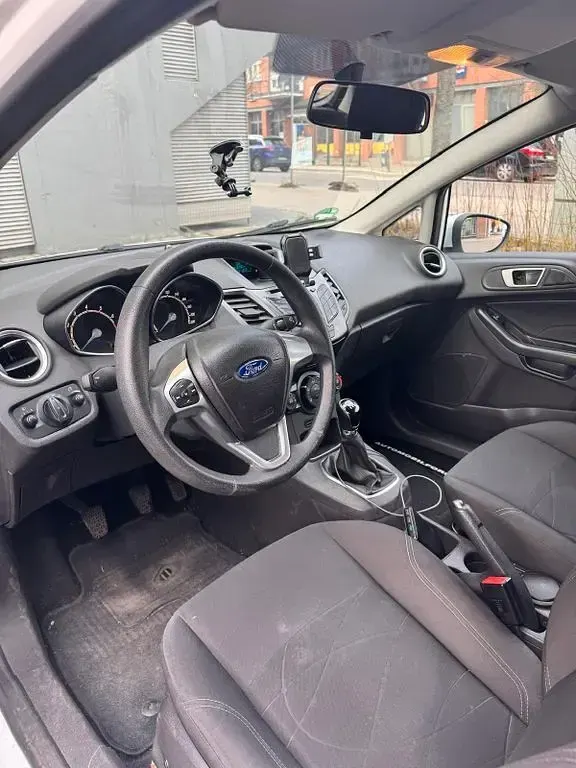 Gebraucht Ford Fiesta Ambiente 60 PS (44 kW) 2013 Weiß Kleinwagen